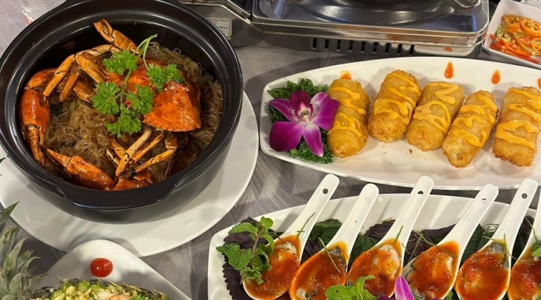 Du thuyền Bến Nghé